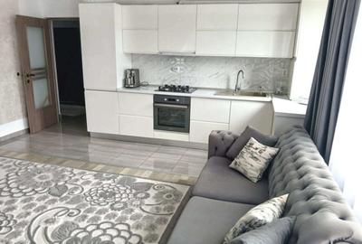 Apartament cu 3 camere decomandat în Tractorul