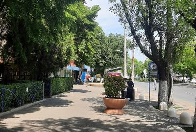 Apartament cu 3 camere semidecomandat în Berceni