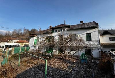 Casa cu 7 camere, spatiu comercial si garaj, Zlatna