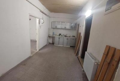 Casa 3 camere in Regie-Podul Grand  pret 600 - 6