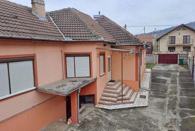 Casă cu 5 camere în Hunedoara