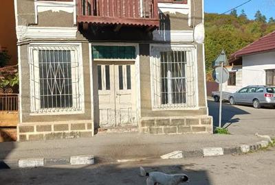 Casă cu Teren 200 Mp în Central - 2