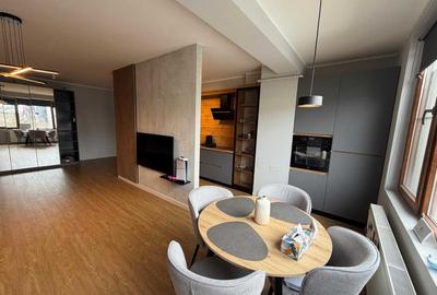 Apartament cu 3 camere semidecomandat în Central