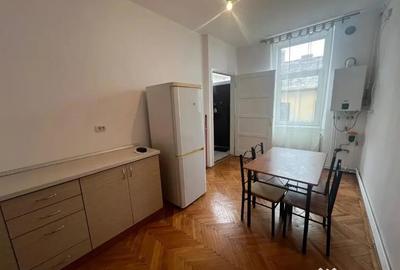 Garsonieră decomandată în Central