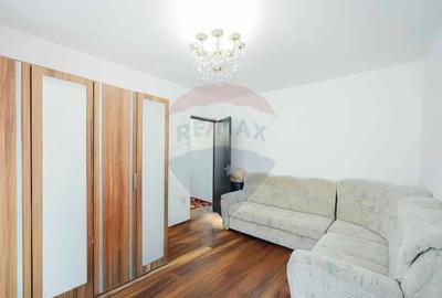 Apartament cu 3 camere semidecomandat, mobilat în Rogerius