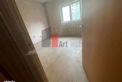 Apartament cu 4 camere semidecomandat în Colentina