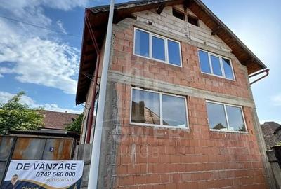 Două case la roșu în curte - Zonă Ocna Sibiului