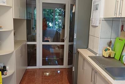 Apartament cu 4 camere semidecomandat, mobilat în Gorjului