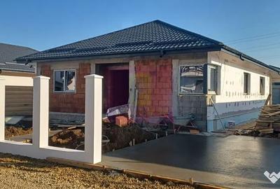 Casă cu 4 camere cu Teren 478 Mp în Săbăreni