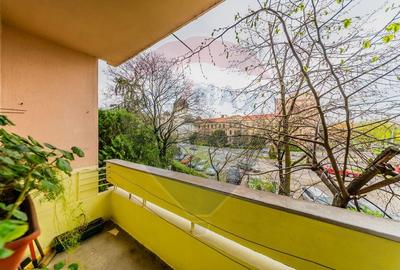 Apartament cu 3 camere semidecomandat, mobilat în Podgoria