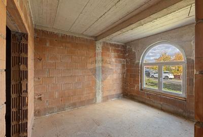 Casa la rosu cu teren generos, 500 mp, situata pe strada Ostasului - 19