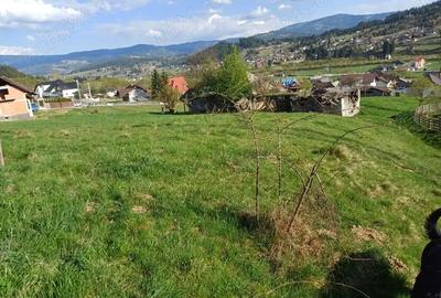 Teren de 2421 mp, în Est