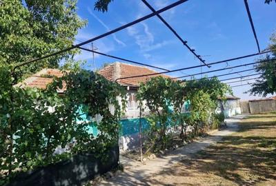 Casă cu 3 camere în Dumbrava
