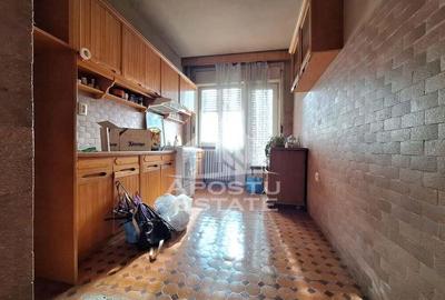 Apartament cu 4 camere decomandat în Central