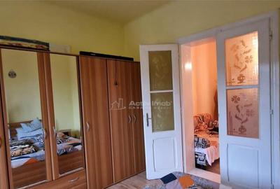 Resita Casa la Pret de Apartament,Parter, Etj 1 si Pod, Zona - 11