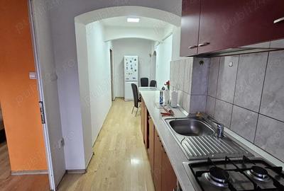 Apartament cu 3 camere semidecomandat în Central - 3