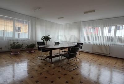 Casă individuală cu 12 camere cu Canalizare în 1 Mai - 2