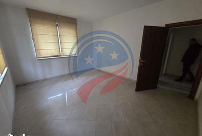 Casă cu 8 camere cu Canalizare în Central - 7