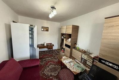 Apartament cu 3 camere semidecomandat în Km 4