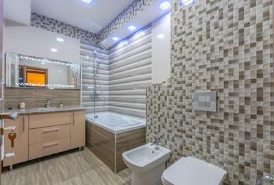 Apartament cu 3 camere semidecomandat, mobilat în Tractorul - 13