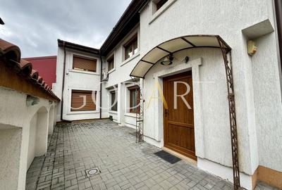 Casă individuală cu 5 camere cu Canalizare în Domenii - 1