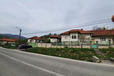 Casă cu 6 camere cu Teren 7000 Mp în Central