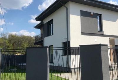 Casă cu 4 camere în Dumbrăvița