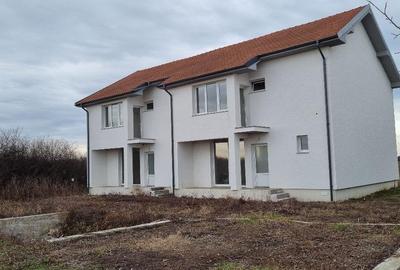 Duplex cu 8 camere în Mărtinești