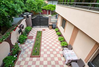 Casă individuală cu 6 camere cu Canalizare în 23 August - 10