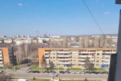 Apartament cu 4 camere semidecomandat în Calea București