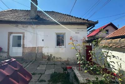 Casa individuala de vanzare, cu anexa si curte, zona Schei - 2
