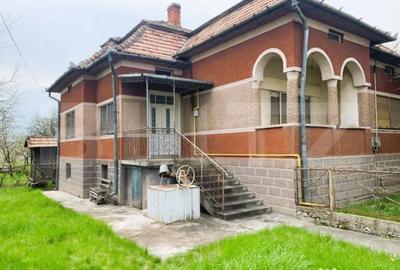 Casă cu 3 camere cu Teren 4340 Mp în Central - 1