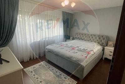 Apartament cu 3 camere de vanzare in zona Rovine - 1