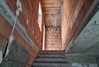 Casă cu 7 camere cu Teren 1251 Mp în Piatra - 2