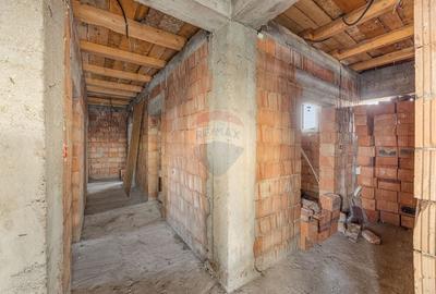 Casă cu 4 camere cu Teren 2056 Mp în Iratoșu - 11