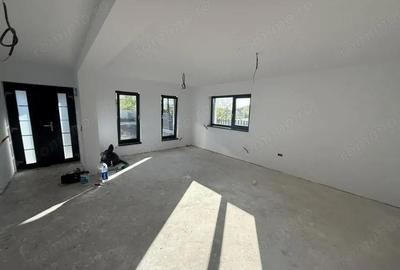 Casă cu 3 camere cu Teren 430 Mp în Central - 2