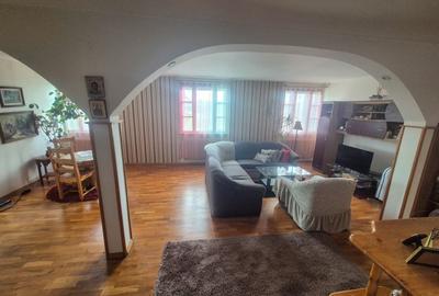 Apartament cu 3 camere semidecomandat în Central