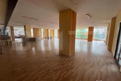 Spațiu comercial, de 467 mp, în Central - 4
