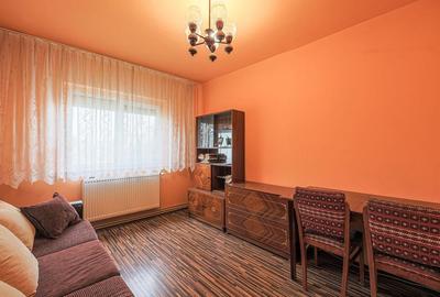 Apartament cu 3 camere decomandat in Zona 300, etaj intermediar - 3