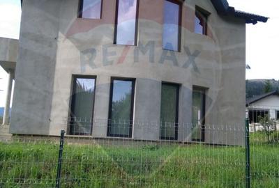 Casă individuală cu 9 camere cu Teren 2170 Mp în Central - 2
