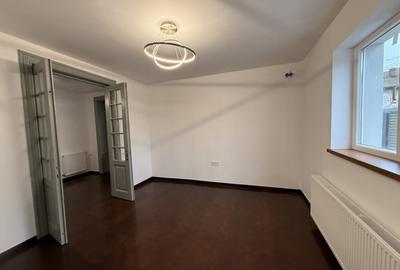 Apartament cu 3 camere semidecomandat, mobilat în 13 Septembrie - 14