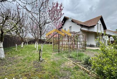 Casă cu 5 camere cu Teren 430 Mp în Sânmihaiu Român