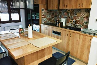 Apartament cu 3 camere semidecomandat în Central - 1
