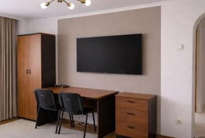 Apartament cu 3 camere semidecomandat, mobilat în 13 Septembrie