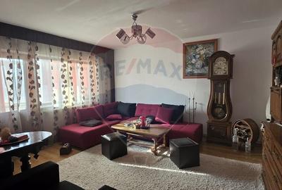 Apartament cu 3 camere decomandat, mobilat în Micro 6 - 1