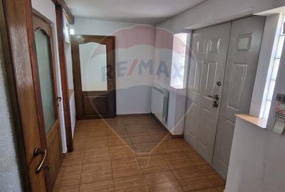Casa / Vila cu 4 camere de vanzare in zona Central Oras Buhusi - 6