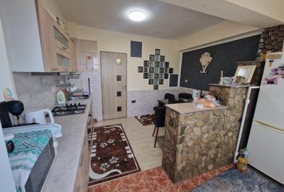 Apartament cu 3 camere decomandat, in zona Podu Ros - 8