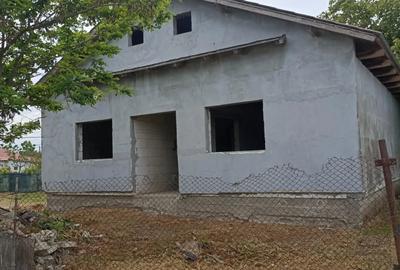 Casa la rosu cu teren inclus - 2