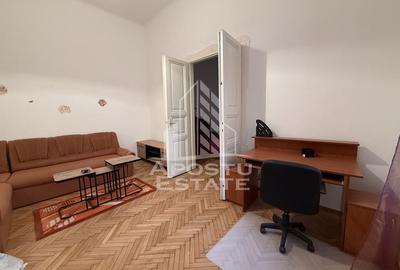 Apartament cu 3 camere semidecomandat în Central - 1