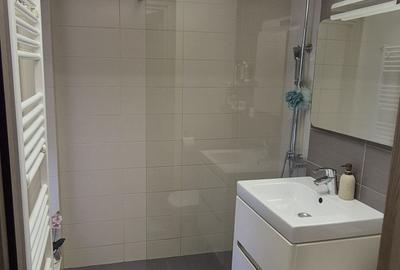 Apartament cu 3 camere semidecomandat în Apărătorii Patriei